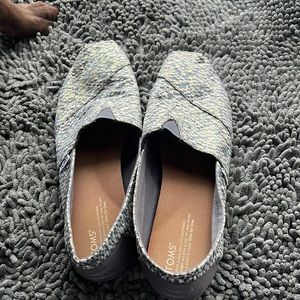 Size 12 ladies Tom’s shoes